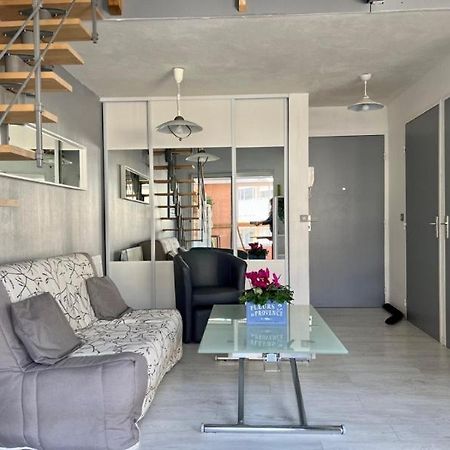 Joli Et Spacieux Studio Avec Garage Au Bord De Mer Frejus Bagian luar foto